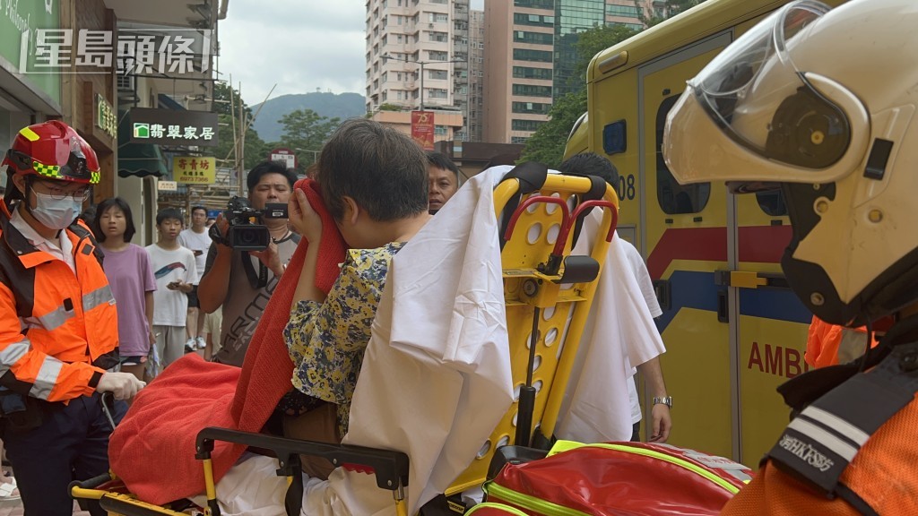 女子不適由救護車送院。林思明攝