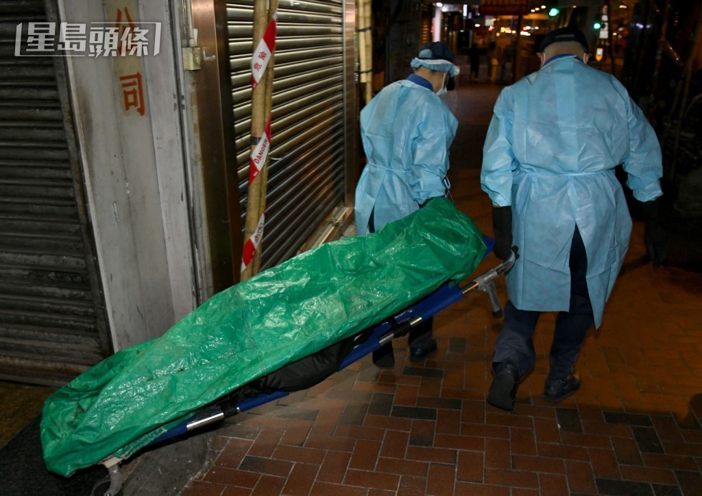 仵工將被害女嬰屍首送走。資料圖片 仵工將被害女嬰屍首送走。資料圖片