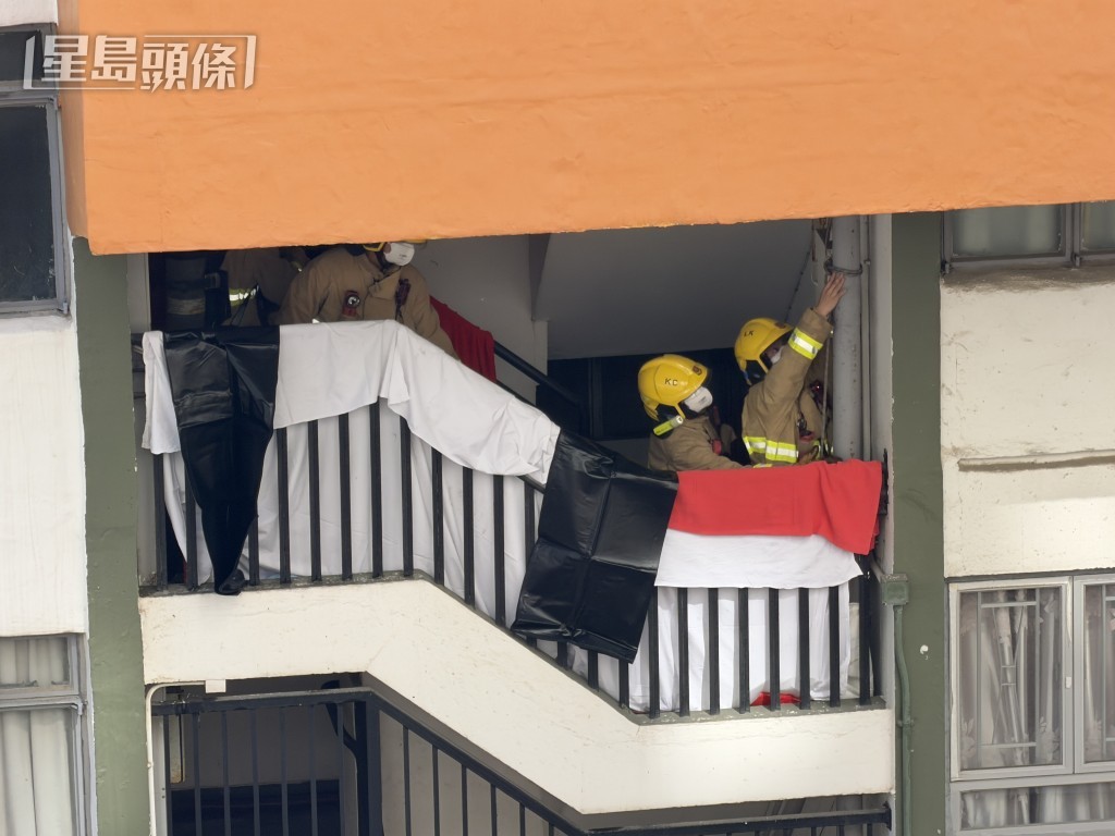 警方消防在場調查，並舁走老翁遺體。梁國峰攝