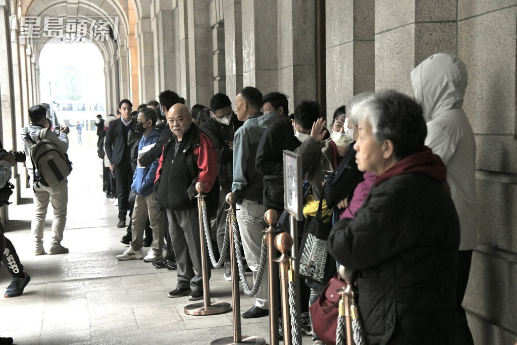 排隊旁聽人龍。黃偉強攝