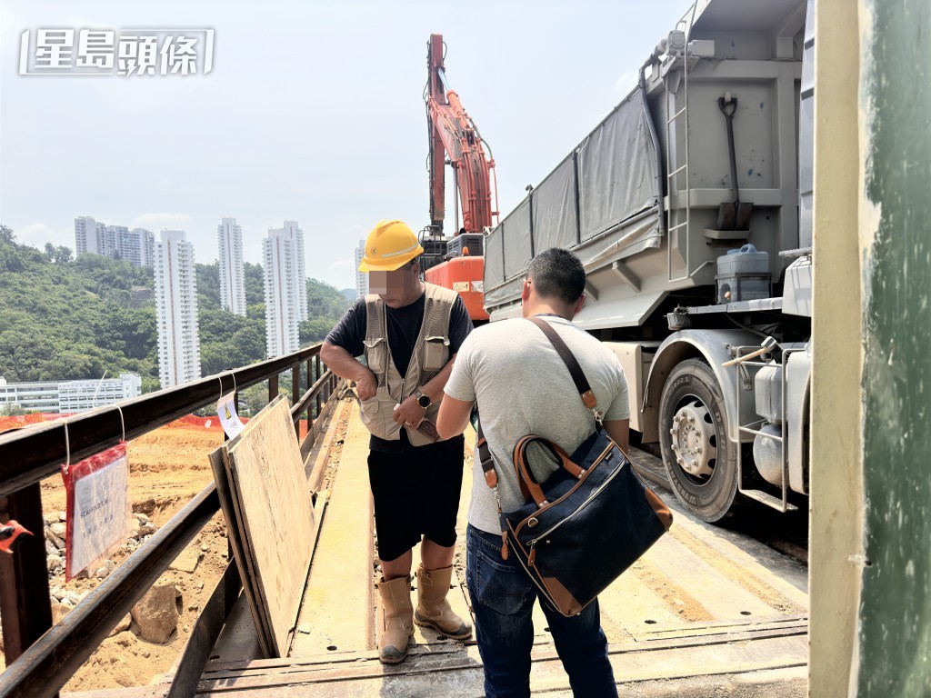 涉事挖泥機操作員(左)。梁國峰攝 涉事挖泥機操作員(左)。梁國峰攝