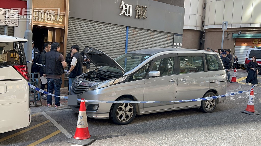 警方在附近起回涉案七人車。楊偉亨攝 警方在附近起回涉案七人車。楊偉亨攝