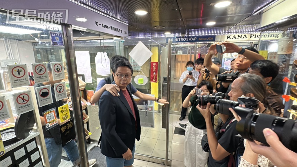 朱江瑋被帶到旺角W Plaza的一間店舖搜查。梁國峰攝 朱江瑋被帶到旺角W Plaza的一間店舖搜查。梁國峰攝
