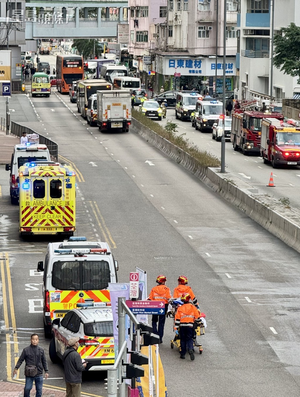 大批消防救護車到場。