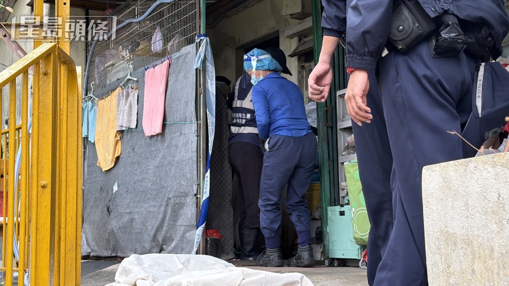 仵工移走遺體。