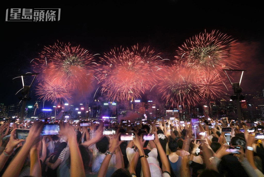 國慶煙花匯演今晚維港上空綻放。