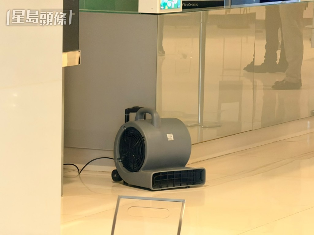 25樓同款吹風機冒煙起火。 25樓同款吹風機冒煙起火。