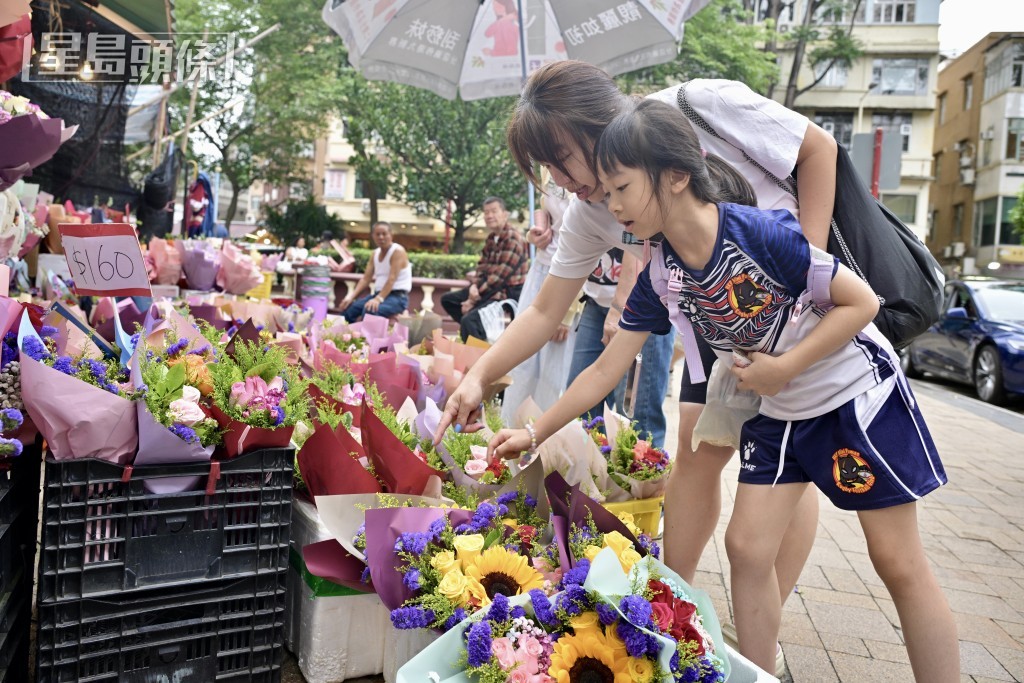 市民到花墟揀選靚花束。