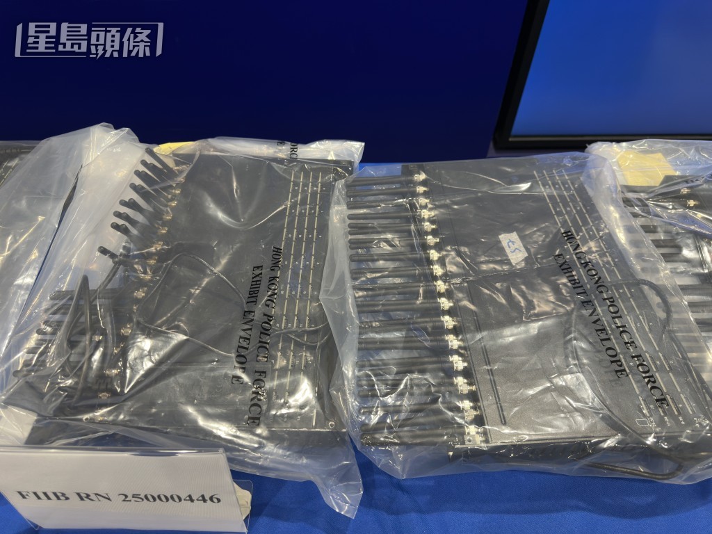 警方檢獲141個「貓池」、17個路由器及其他電子設備。梁國峰攝 警方檢獲141個「貓池」、17個路由器及其他電子設備。梁國峰攝