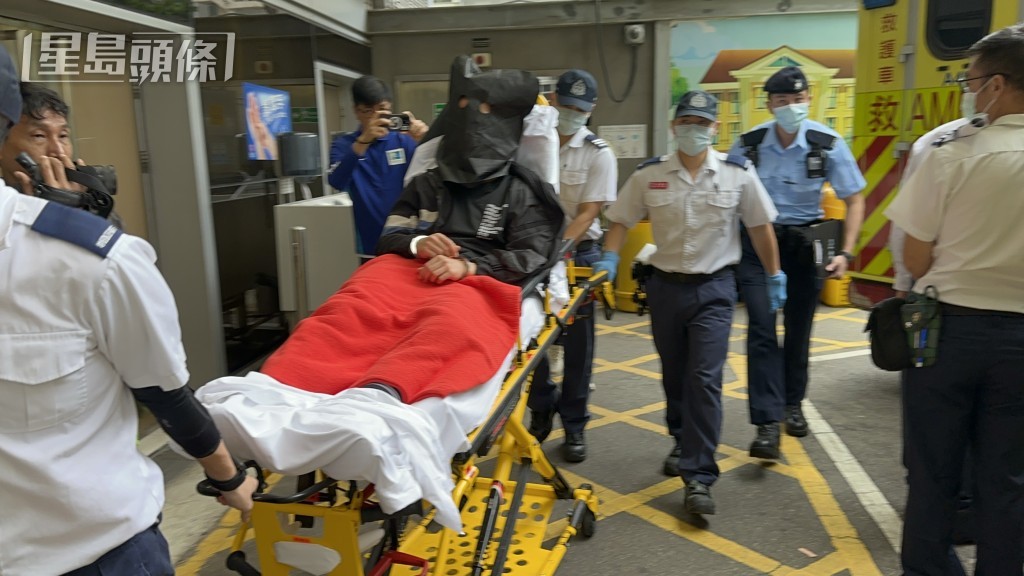 少年被黑布蒙頭送院檢查。梁國峰攝 少年被黑布蒙頭送院檢查。梁國峰攝