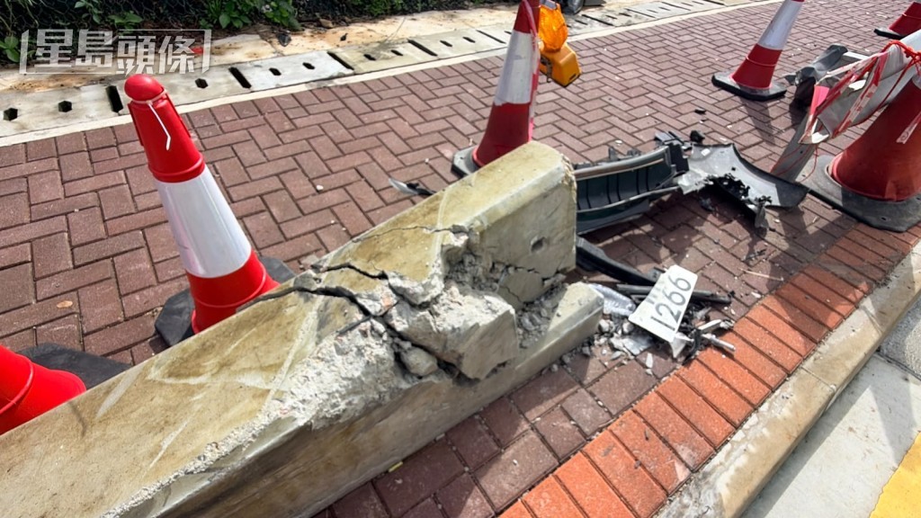行人路石壆被撞毀。