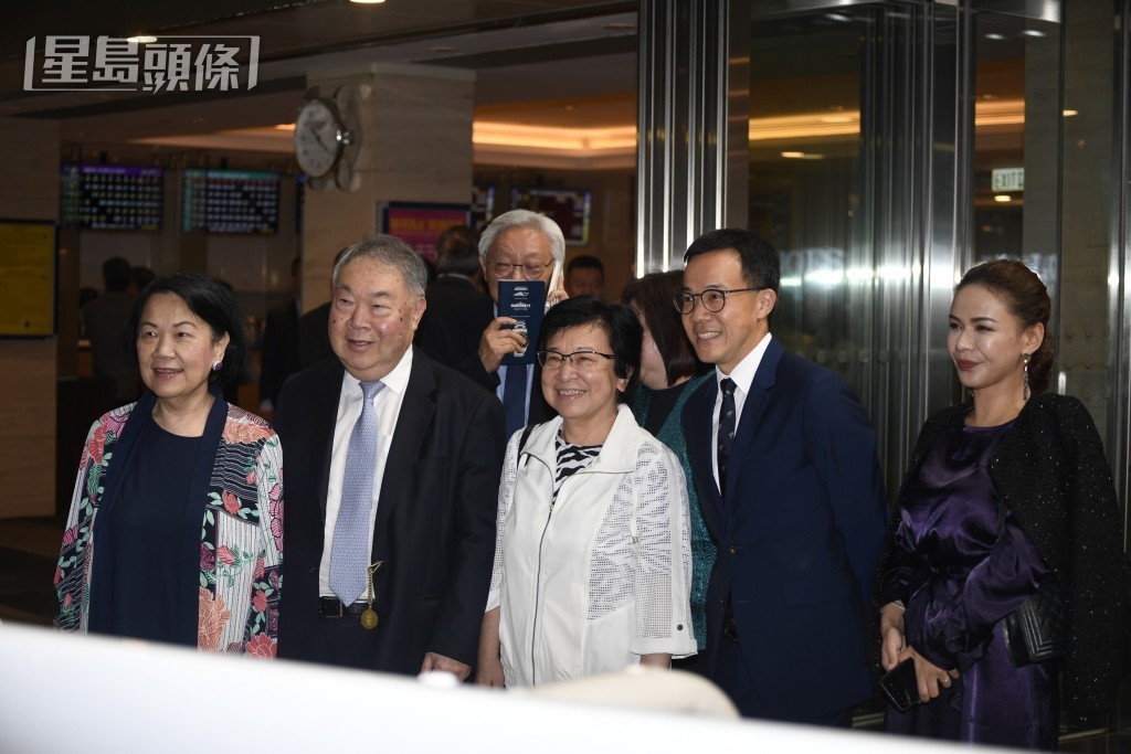 馬主鍾建書和兒子鍾韙㻺也有到場拉頭馬。