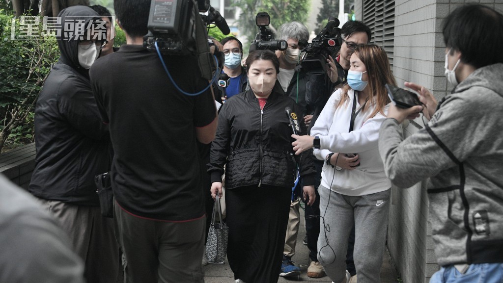 王詩雅被判160小時社服令後離開法庭時,被傳媒追訪。陳浩元攝 王詩雅被判160小時社服令後離開法庭時,被傳媒追訪。陳浩元攝