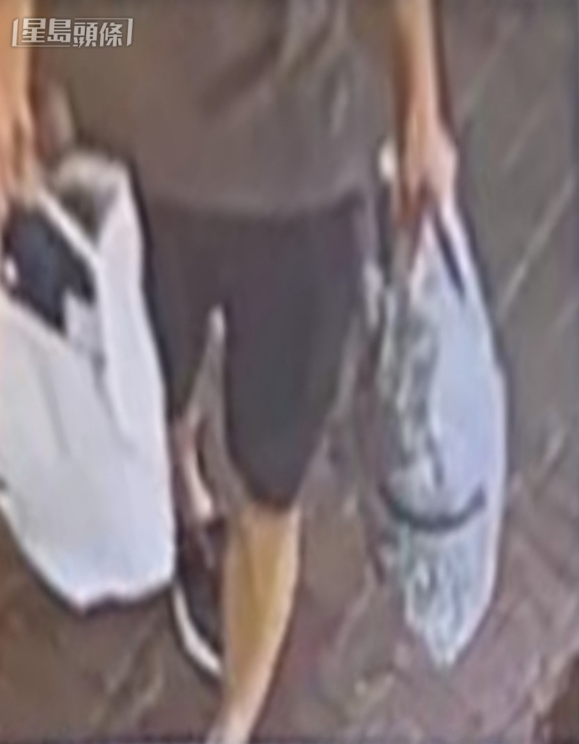 閉路電視拍得一名身穿灰衣、黑短褲的男子手持多袋沉重物件。CCTV截圖 閉路電視拍得一名身穿灰衣、黑短褲的男子手持多袋沉重物件。CCTV截圖