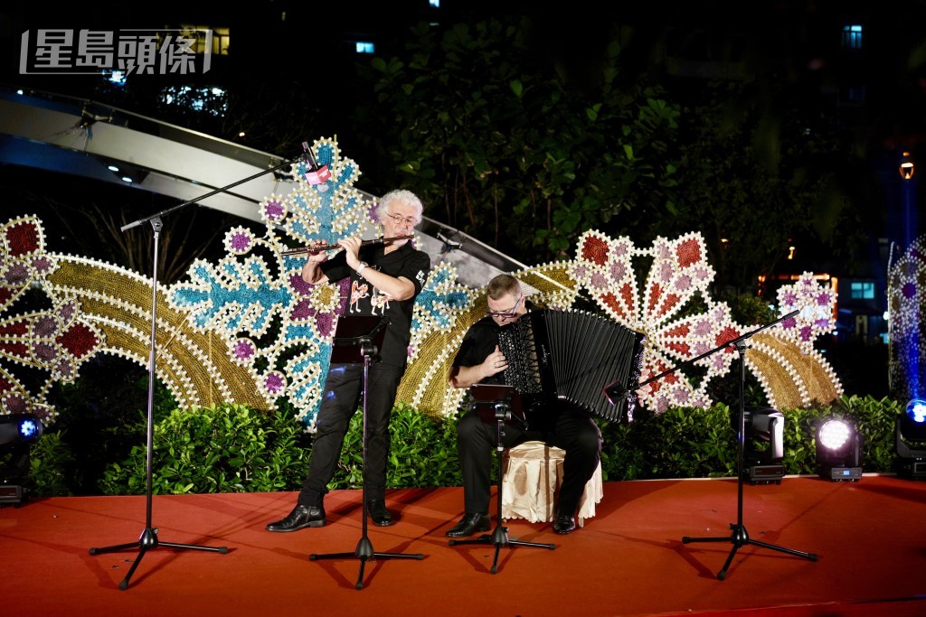 亮燈儀式現場進行音樂表演。劉駿軒攝 亮燈儀式現場進行音樂表演。劉駿軒攝