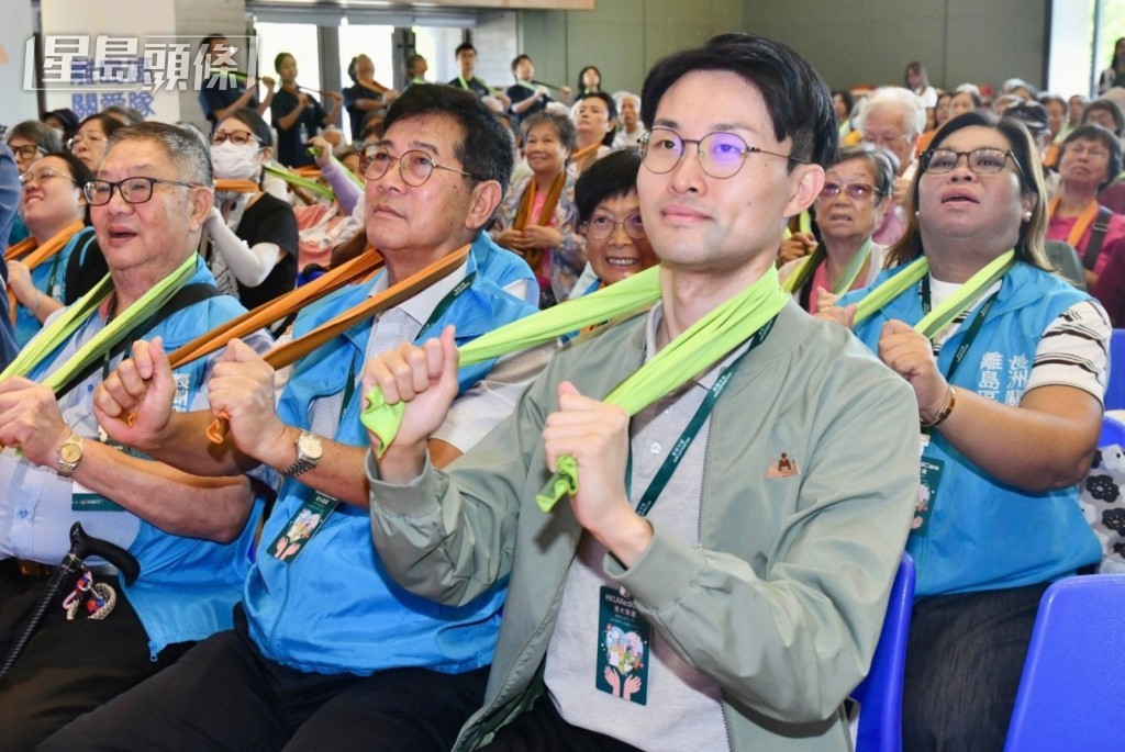 離島民政事務專員莫望塵指出,長洲關愛隊動員多位義工宣傳活動,讓更多有需要的居民受惠。 離島民政事務專員莫望塵指出,長洲關愛隊動員多位義工宣傳活動,讓更多有需要的居民受惠。