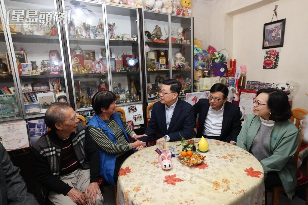 李家超一行人在油麻地駿發花園分別探訪一名獨居長者和一個雙老家庭。李家超fb圖片