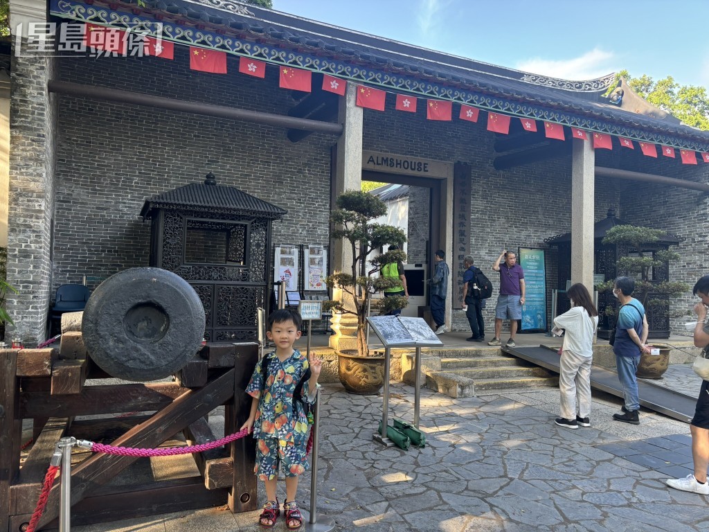 入場人士需要先到九龍寨城公園衙門前領取籌號，再 於指定時間進場。每日早上8時45分起派發下午2時前的籌號；另於下午1時45分起派發下午2至7時的籌號。（圖片來源：《親子王》）