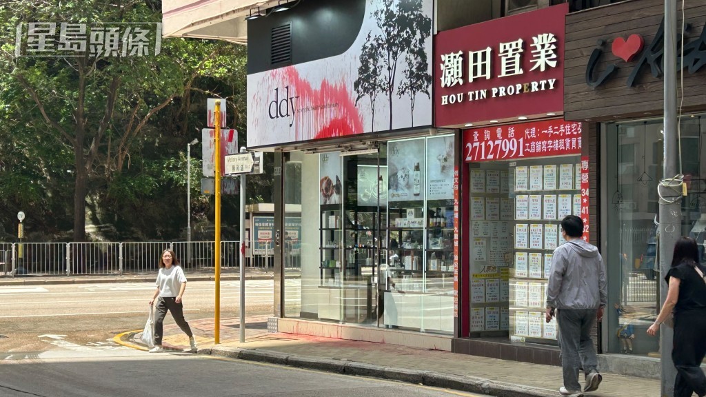 寵物美容店舖遭淋潑紅油。蔡楚輝攝 寵物美容店舖遭淋潑紅油。蔡楚輝攝