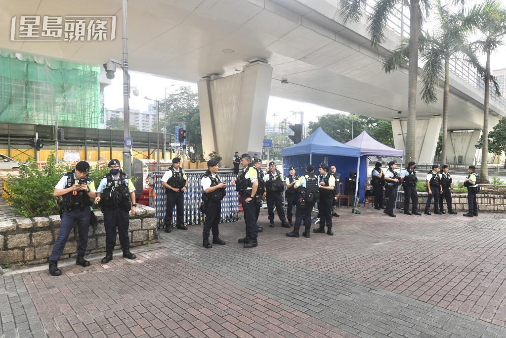 警方在法院外情況。