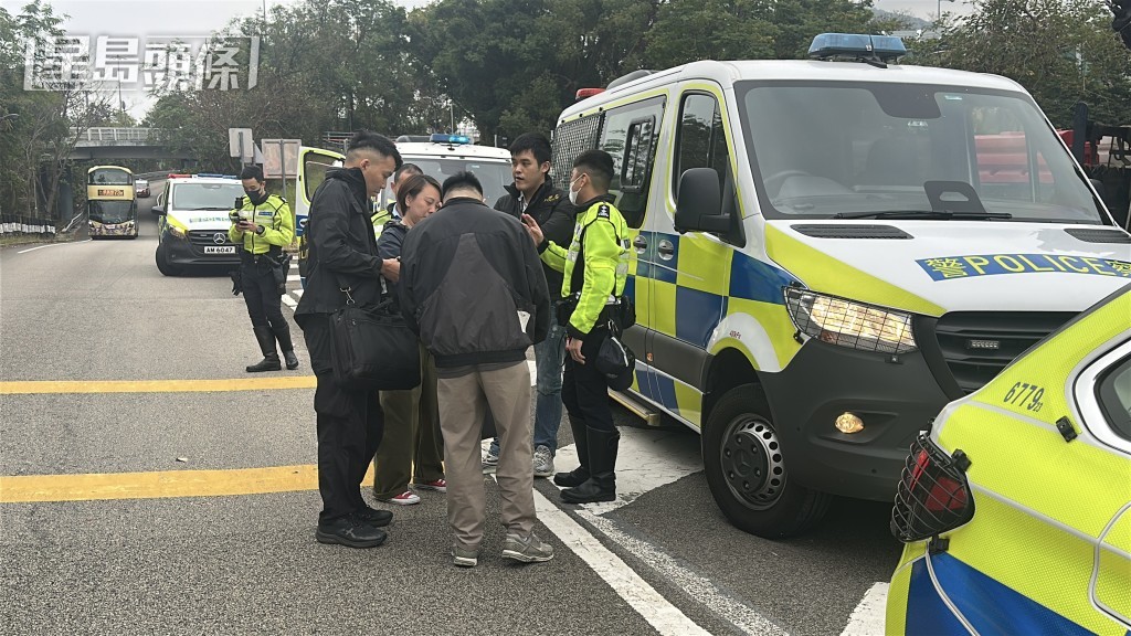 警員在場調查，檢獲少量毒品。