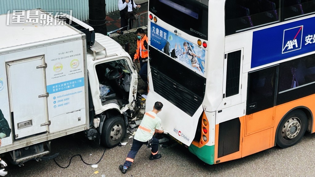 事件中貨車司機一度被困獲救。