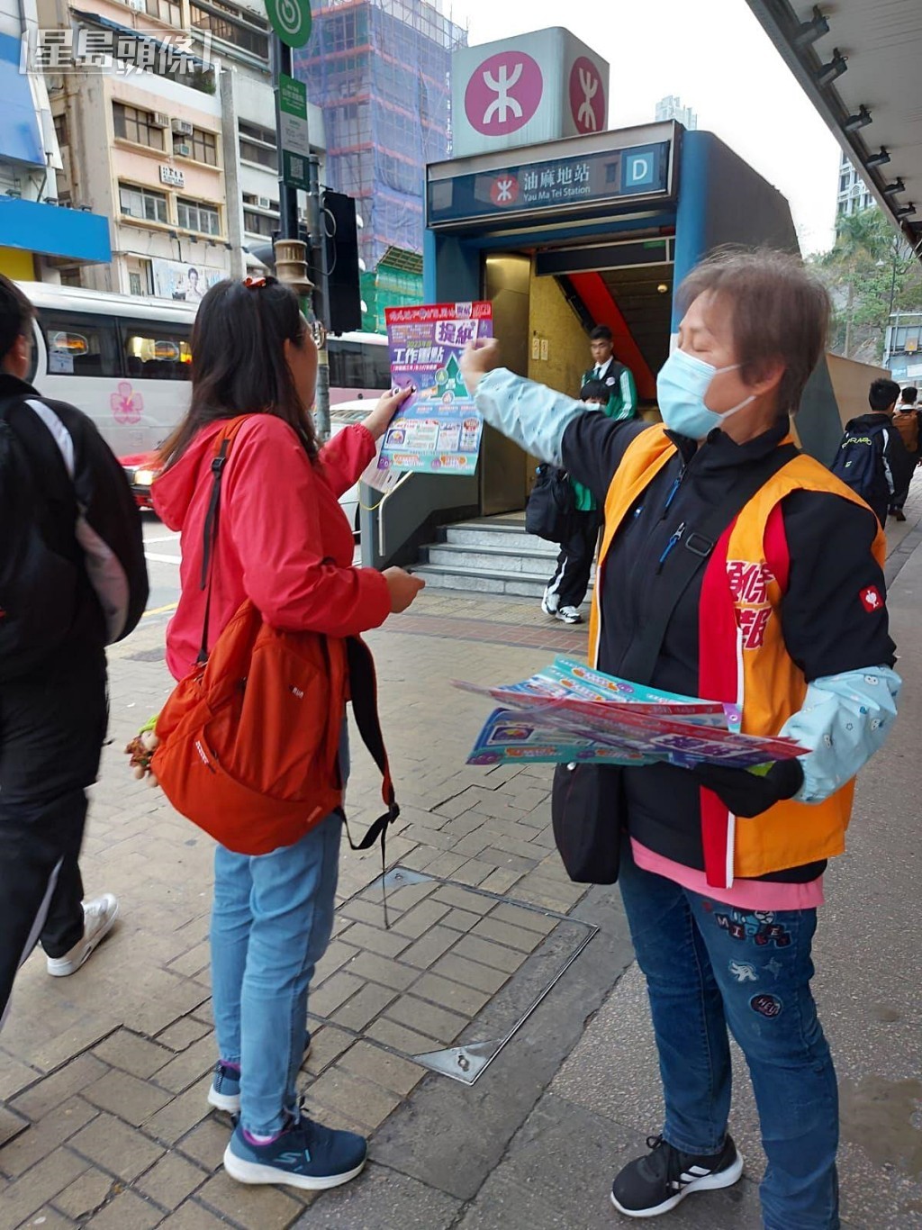 有市民第一時間閱讀《提紙》內容。