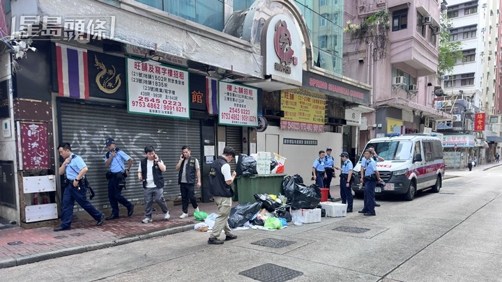 大批警员在山林道搜证。梁国峰摄