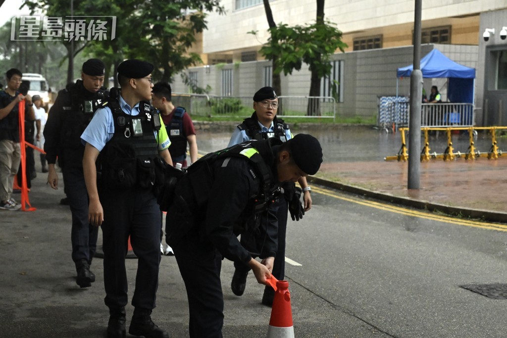 警方在現場維持秩序。劉駿軒攝