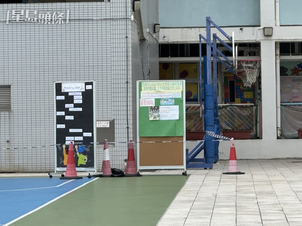女教師在校園內墮樓,跌至操場近梯間位置。梁國峰攝 女教師在校園內墮樓,跌至操場近梯間位置。梁國峰攝