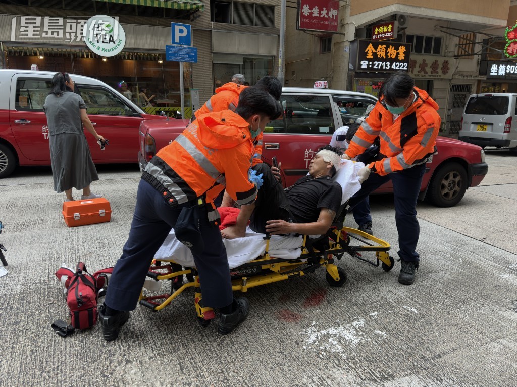 傷者頭部受傷，由救護員送院治理。