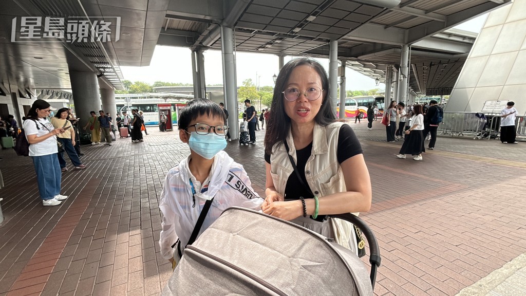 港人葉小姐帶同兒子前往深圳遊玩,直言「想返就返」,每月都會北上三至四次。林思明攝 港人葉小姐帶同兒子前往深圳遊玩,直言「想返就返」,每月都會北上三至四次。林思明攝