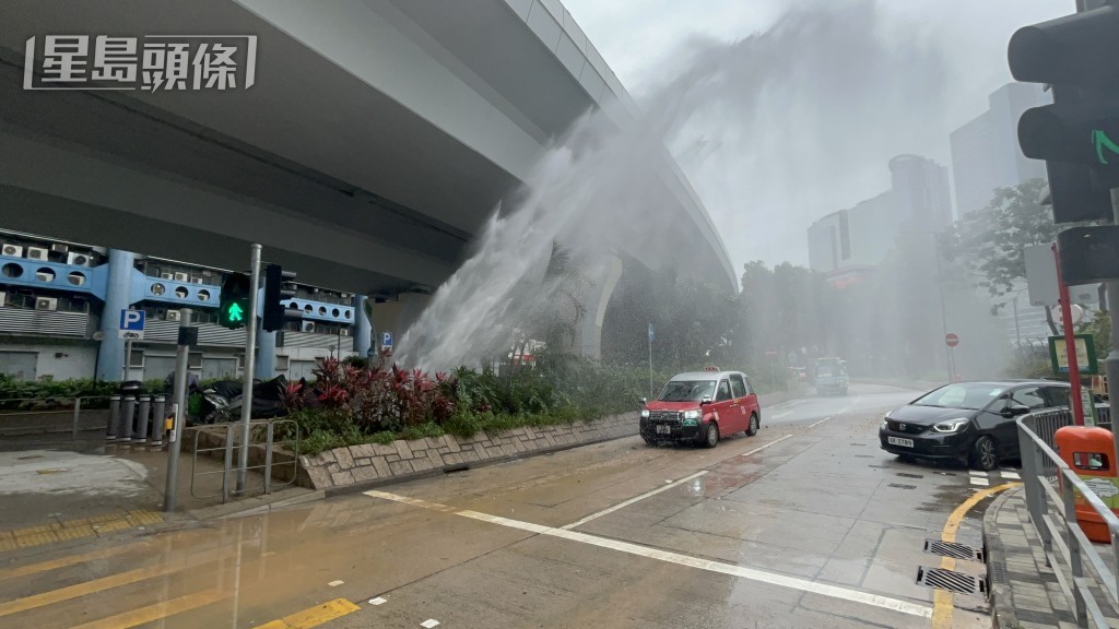 車輛涉水而行。