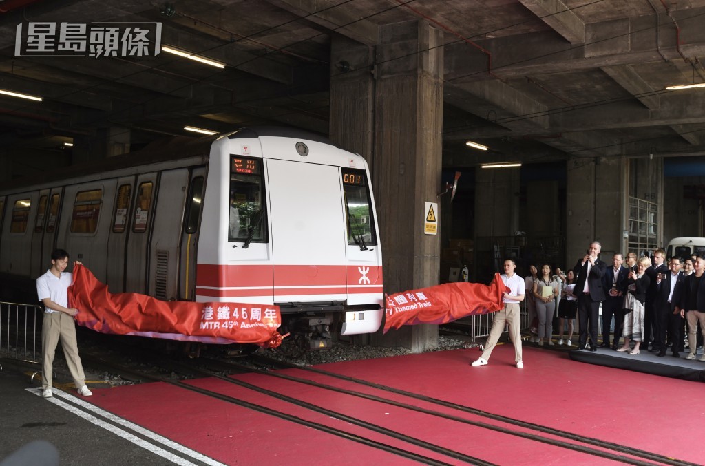 列車今日下午於彩虹站展開首航旅程。何君健攝