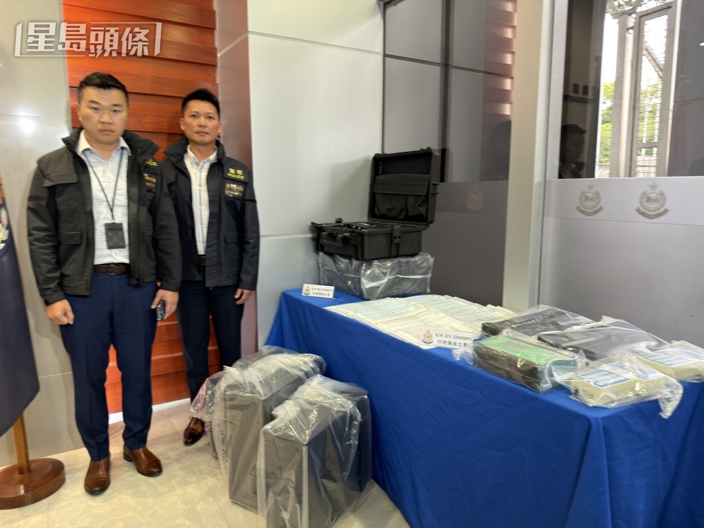 西九龙总区刑事部警司贾锦琳（左）及总区重案组第三队总督察许仲恒。