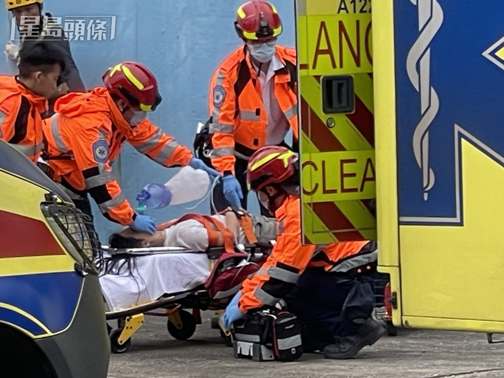 多名救援人員將3人救回岸邊，再由救護車轉送醫院搶救。