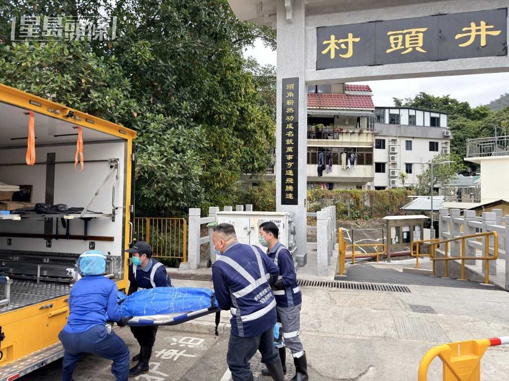 仵工將死者遺體送往殮房。