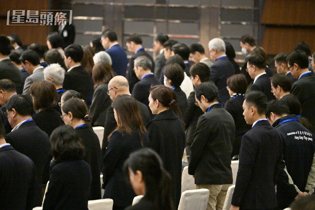 全場站立為宏福苑火災默哀。