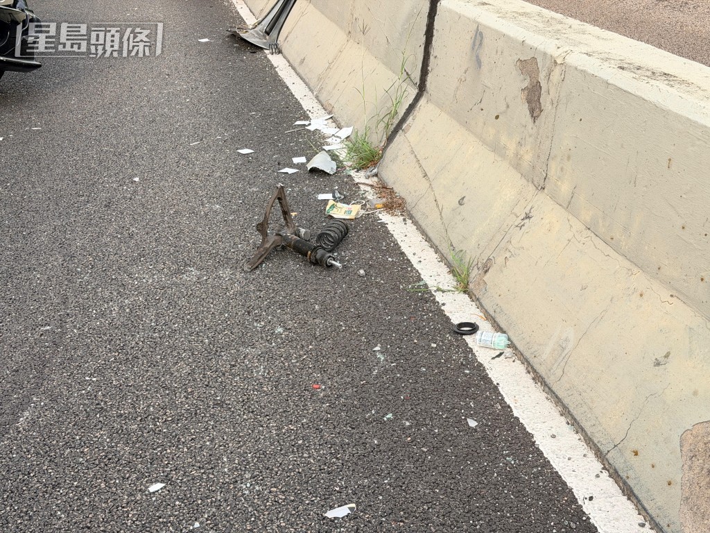 零件散落一地。