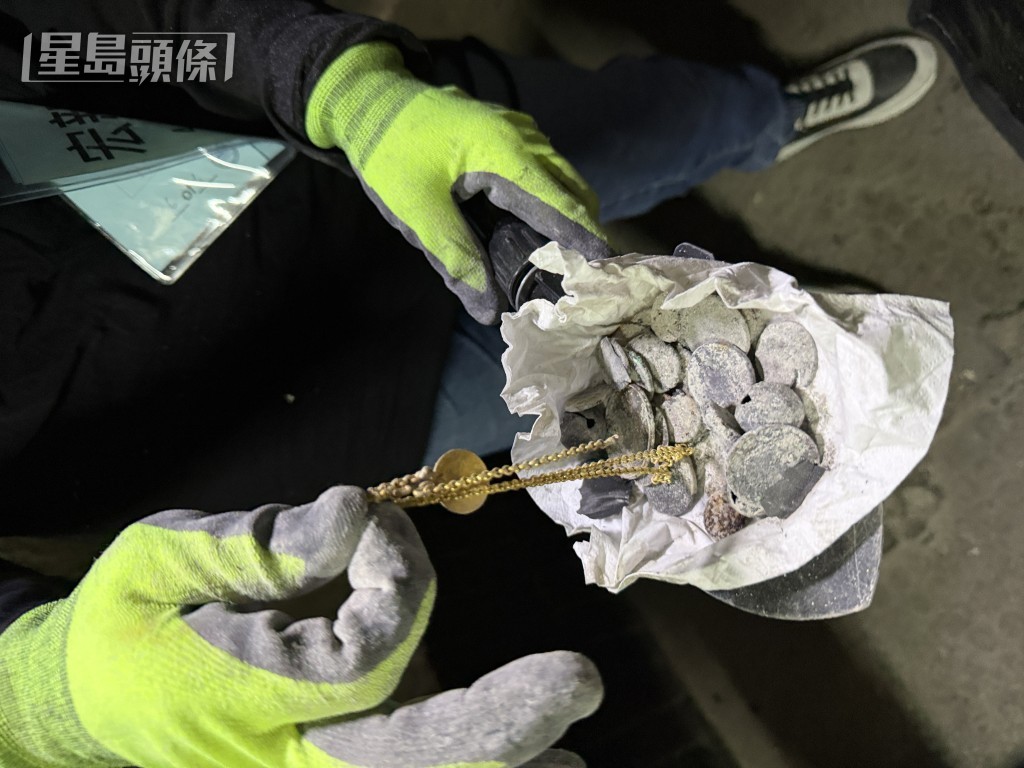 譚生找到的金器。 譚生找到的金器。