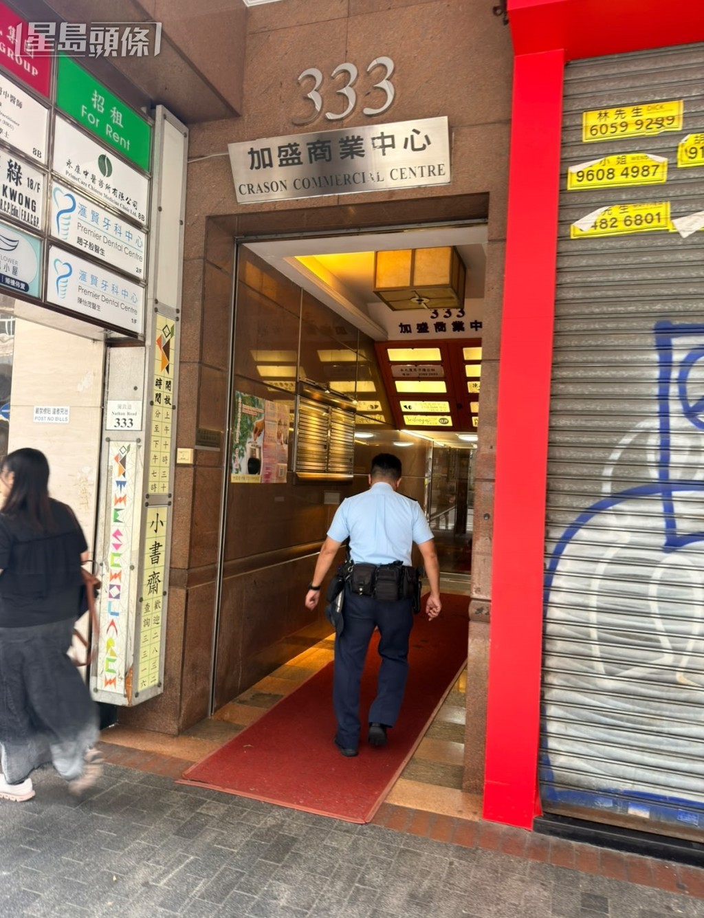 女子飛墮商廈平台,警員登樓調查。梁國峰攝 女子飛墮商廈平台,警員登樓調查。梁國峰攝