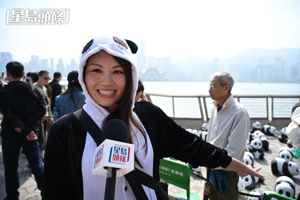 陳小姐穿著熊貓服飾到來打卡。蘇正謙攝