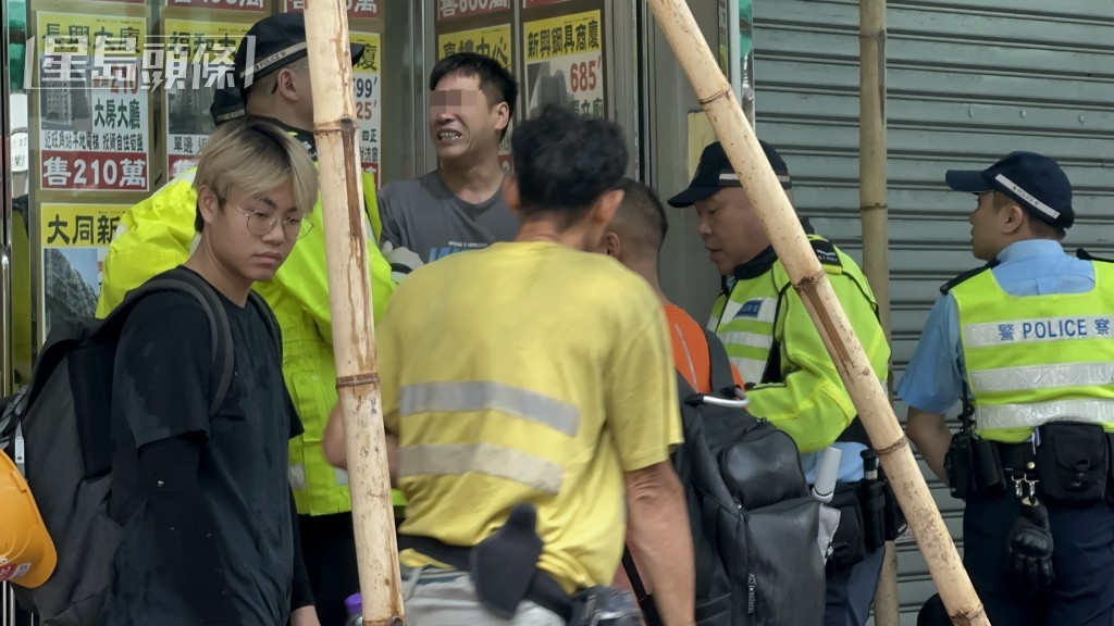 貨Van男司機(灰衫者)表現激動。梁國峰攝 貨Van男司機(灰衫者)表現激動。梁國峰攝