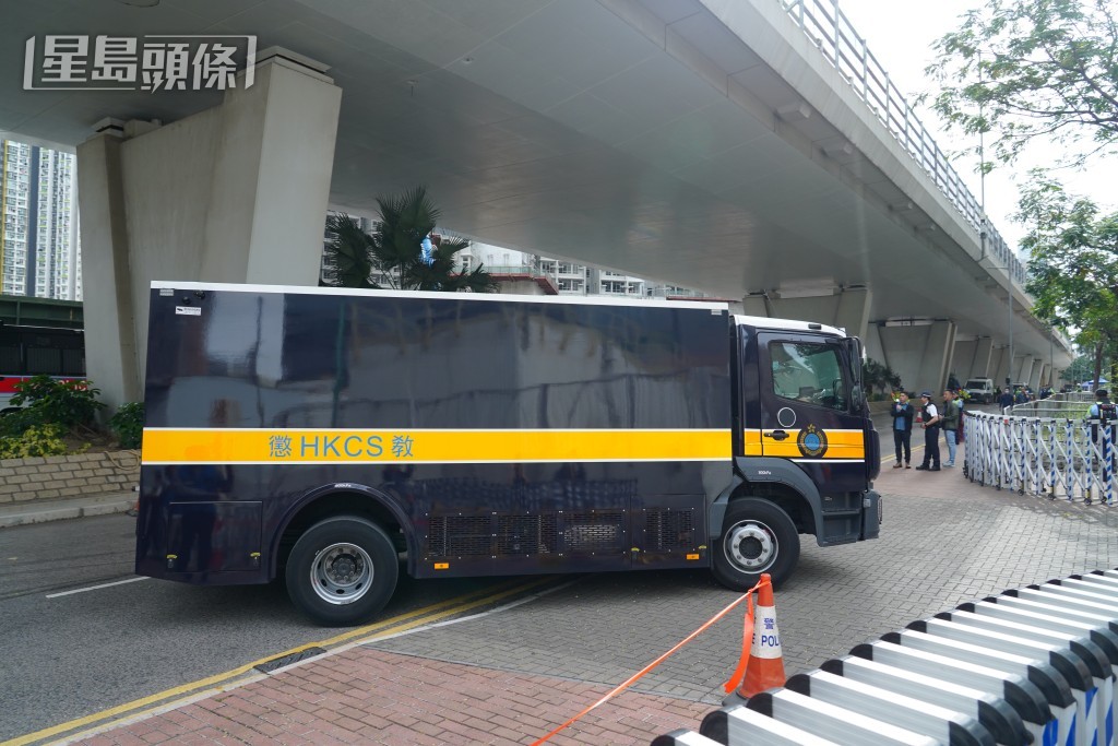 囚車抵達法院。葉偉豪攝