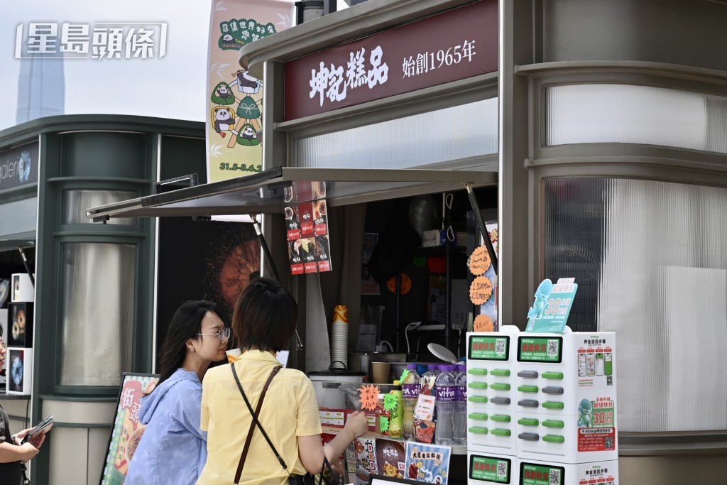 小食店生意不俗。劉駿軒攝 小食店生意不俗。劉駿軒攝