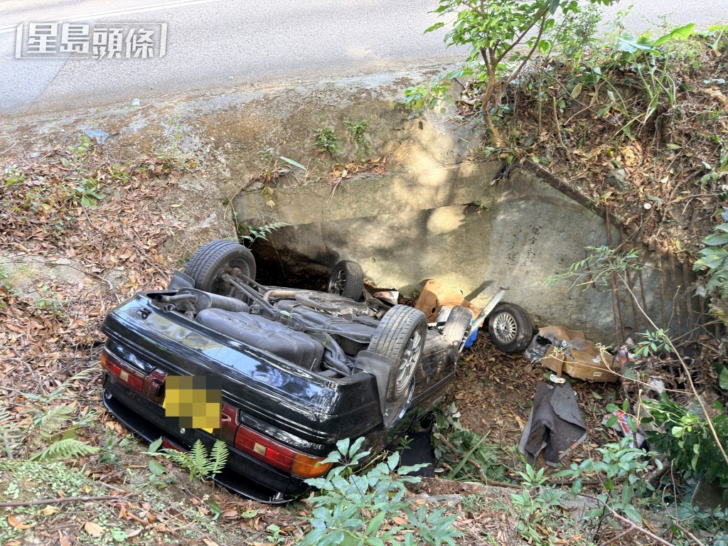 私家車四輪朝天。