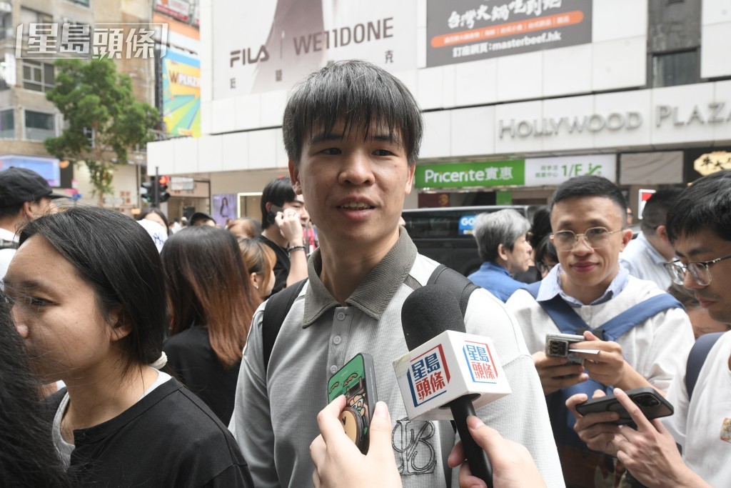 簡先生之前曾看港產片《夜王》，今日特意到場看加長版。