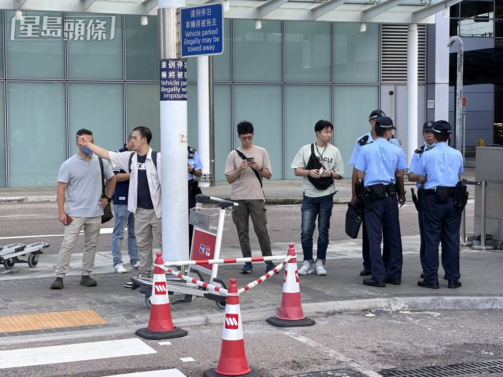 大批警在場調查。梁國峰攝 大批警在場調查。梁國峰攝
