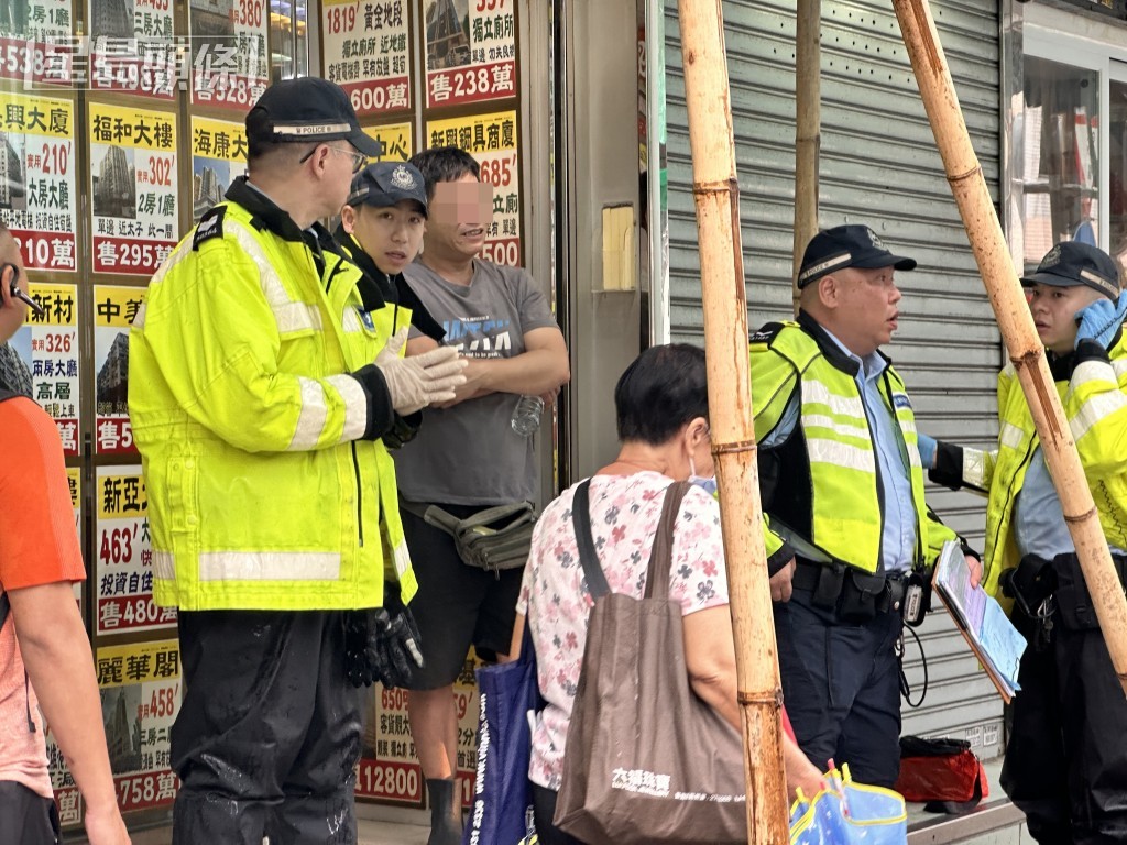 警員在場調查。 警員在場調查。