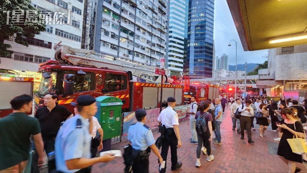 當日多輛消防車在站外戒備。資料圖片 當日多輛消防車在站外戒備。資料圖片